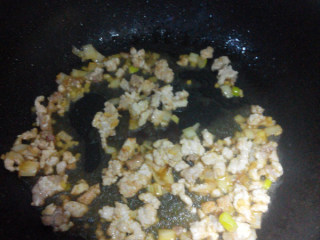 4、肉末豆腐,锅加油烧热，下入肉末炒至变白，下入葱姜炒香，淋入料酒