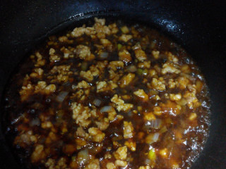 5、肉末豆腐,下入碗汁，加热至粘稠