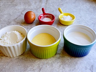 1、奶香玉米饼,准备食材