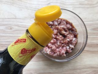 2、肉末烤茭白,肉末中倒入6克淘大秘制肉馅调味汁和2克玉米淀粉