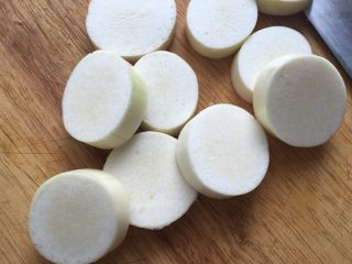 4、肉末烤茭白,茭白洗净厚切片(厚度大约1cm)