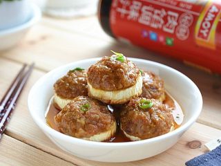 13、肉末烤茭白,最后把汤汁浇到烤好的肉馅上,再撒点葱花点缀便可食用了