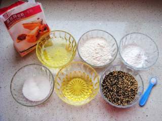 1、芝麻薄脆饼,食材称好备用（黑白芝麻要提前烤熟会更香哦）