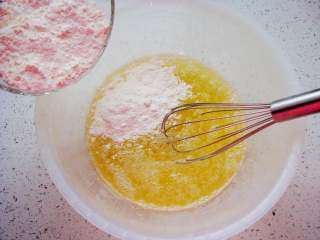 5、芝麻薄脆饼,倒入低筋面粉。