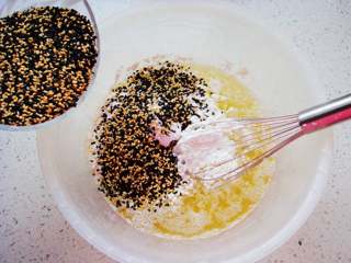 7、芝麻薄脆饼,倒入黑白芝麻。