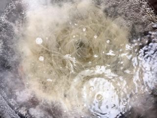 1、鸭血粉丝汤,锅中烧开水将粉丝煮至透明不易断劲道就好