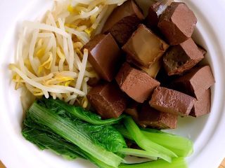 3、鸭血粉丝汤,鸭血和豆芽、小白菜都要用开水焯一下用冷水过凉备用
