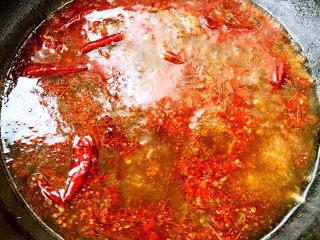 6、鸭血粉丝汤,锅中烧开水将底料放入水中溶解后放入盐和味精调味即可