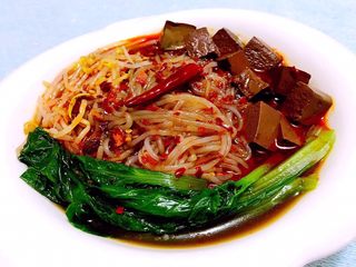 7、鸭血粉丝汤,煮好的汤料均匀的淋在粉丝和时蔬上面