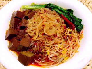 9、鸭血粉丝汤,吃的时候按照自己的口味加入适量的陈醋和麻油味道就更加给力