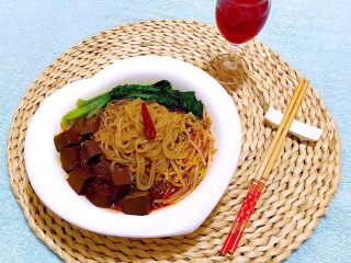 10、鸭血粉丝汤,吃这样的美味要配一杯美酒好幸福哦