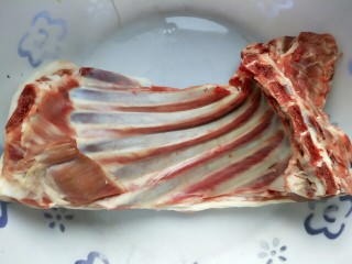 1、家有烤箱--迷迭香烤羊排,羊排洗净