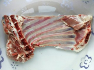 2、家有烤箱--迷迭香烤羊排,水中浸泡，将血水去除