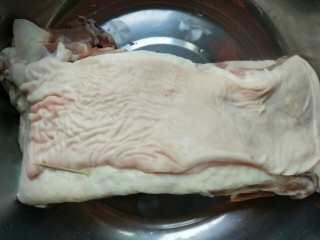 3、家有烤箱--迷迭香烤羊排,在羊排上用牙签戳一个个小孔，便于入味