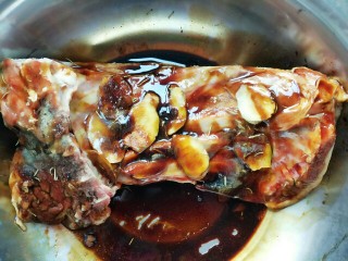 4、家有烤箱--迷迭香烤羊排,用蚝油，老抽，盐，生姜，料酒，胡椒粉腌制一晚上，冷藏