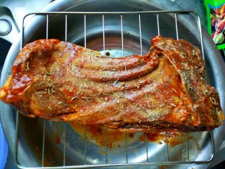 6、家有烤箱--迷迭香烤羊排,羊排洗净后，刷上烧烤料，撒上迷迭香，孜然，胡椒粉，最后淋上红酒