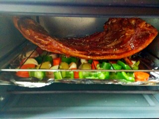 7、家有烤箱--迷迭香烤羊排,烤箱180度预热十分钟后，将羊排放入烤箱，上下火210度40分钟后翻个面，再次撒上红酒，继续40分钟。出炉！