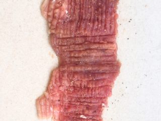 4、超级酥脆的炸猪排,敲好的肉排，两面撒上适量的黑胡椒和盐，用手按摩肉排一会儿，使肉排腌制入味。 