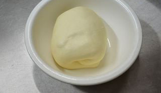 1、小兔包子,面粉300加入4酵母混合，加入160克左右的温水调和成面团，揉光揉匀，放入汤碗中，裹上保鲜膜在25℃左右的室温下发酵1小时