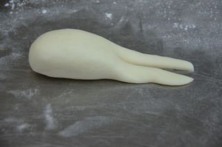 6、小兔包子,用小刀从中间一分为二，这样就形成了兔子的两只耳朵