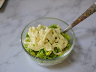 9、牛油果三明治,挤上沙拉酱拌匀