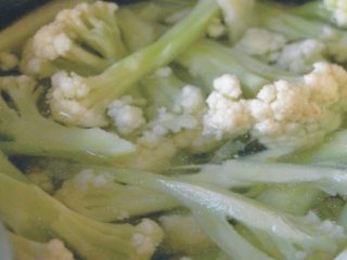 2、上汤有机花菜,把洗干净的有机花菜放在有盐有橄榄油的沸水中烫熟