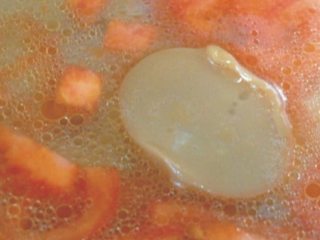 4、上汤有机花菜,把洗干净的有机花菜放在有盐有橄榄油的沸水中烫熟