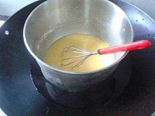 4、家庭版奶黄馅,4搅拌均匀后，锅里坐水，直接把整盘材料隔水蒸，每3分钟打开锅盖搅拌一次