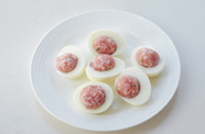 4、鸡蛋蒸丸子,双手蘸少许水，将肉馅做成丸子，酿入鸡蛋白内。