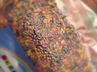 1、⚜彩虹肉丸子????,取彩虹饭115g倒入干净碗里，用水泡30分钟，接下来准备馅料