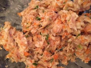 2、⚜彩虹肉丸子????,我们把猪肉、姜、葱、胡萝卜、青辣椒、剁好备用