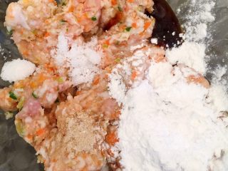 3、⚜彩虹肉丸子????,放入盐、白胡椒粉、生抽、耗油、糖、淀粉放入馅料拌匀