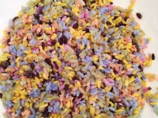 4、⚜彩虹肉丸子????,泡好的彩虹米沥干备用