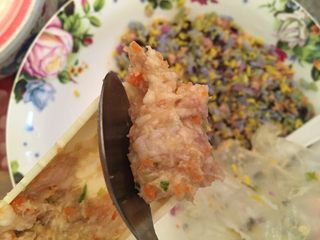 6、⚜彩虹肉丸子????,用勺子把肉拨到彩虹米碗里滚一圈