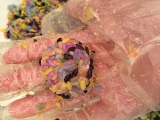 7、⚜彩虹肉丸子????,用一次性手套把彩虹肉丸子捏好放入盘中