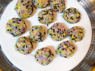 8、⚜彩虹肉丸子????,看一个一个彩虹肉丸子全都放入盘中了，特别漂亮