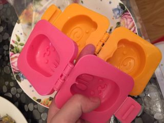 11、⚜彩虹肉丸子????,家里有这样卡通模具把彩虹米放入模具铺平，没有的也可放入碗中蒸