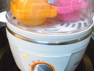 13、⚜彩虹肉丸子????,家里有蒸蛋器的可以把模具放到蒸蛋器里蒸10-15分钟