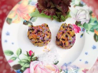 15、⚜彩虹肉丸子????,模具中彩虹花米饭取出放入盘中，放入白糖沾着吃特别好吃????????