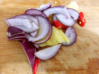 1、山东炒鸡,姜葱切丝，小米辣切断，鸡肉切小块洗净沥干水