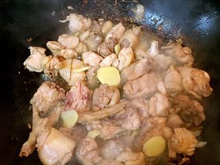 5、山东炒鸡,翻炒变色后加入姜片继续翻炒，最好用不粘锅，我这锅有些粘