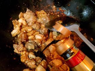 7、山东炒鸡,肉都上色后加入些老抽，不要太多，颜色会重