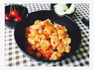 1、番茄意大利面,锅里加入水烧 倒入意面 加入少许盐在锅里 煮熟后 捞起用冷水冲下 然后滤干 在意面里加入少许油搅拌一下