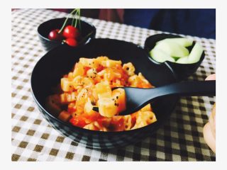 2、番茄意大利面,西红柿放在锅里煮一下 好剥皮 然后西红柿切碎 洋葱切丁 蒜切碎 锅里倒入少许油 烧开 倒入蒜 洋葱 西红柿 翻炒