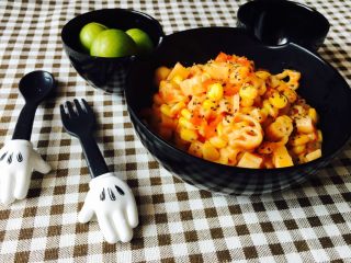 3、番茄意大利面,我这碗加得有玉米 如果要加玉米 也要先把玉米煮一下 然后加入少量水 倒入意面 加入番茄酱 翻炒 再加少许盐 