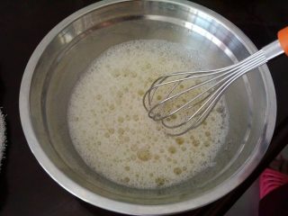 6、夹心水果派-健康蒸蛋糕,用打蛋器打发蛋清，注意一定要顺时针方向
