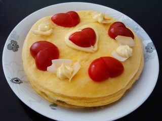 17、夹心水果派-健康蒸蛋糕,爱心摆在派上。用带裱花头的沙拉酱点缀，另弄些椰子片装饰。你也可以根据自己手头的材料和喜好做装饰。考虑到孕期不能吃奶油，所以选了沙拉酱，如果有奶油，家里也专门有裱花器的更好。最后，夹心水果派大功告成！