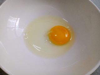 3、双米奶布丁#婴儿辅食#,鸡蛋一个打到碗里,搅拌均匀。