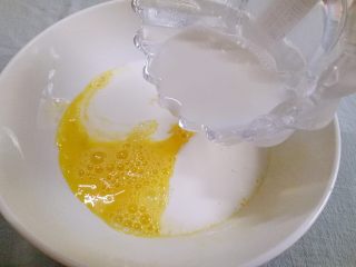 4、双米奶布丁#婴儿辅食#,倒入50ML纯牛奶再次搅拌