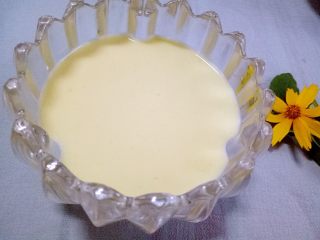 7、双米奶布丁#婴儿辅食#,找个好看的碗,把布丁液倒到碗里